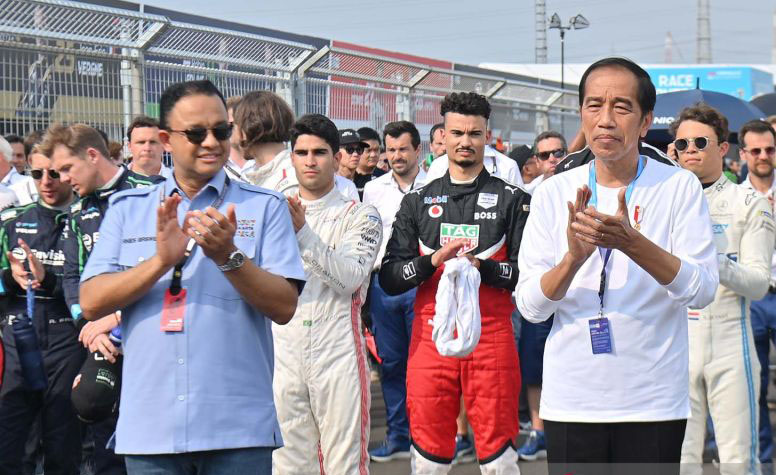 Presiden Jokowi serahkan trofi kepada juara Jakarta E-Prix 2022