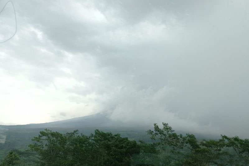 Gunung Semeru kembali luncurkan awan panas guguran Gunung Semeru kembali luncurkan awan panas guguran