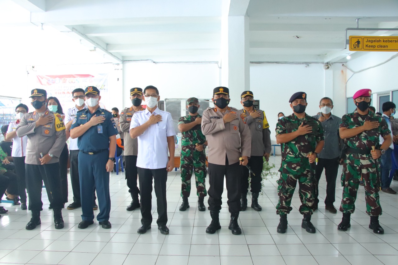 Kapolda Sulut tinjau vaksinasi massal di Pelabuhan Bitung