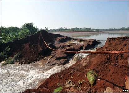 27 Maret 2009: Tanggul Situ Gintung jebol, puluhan orang jadi korban dan ratusan rumah rusak 27 Maret 2009: Tanggul Situ Gintung jebol, puluhan orang jadi korban dan ratusan rumah rusak