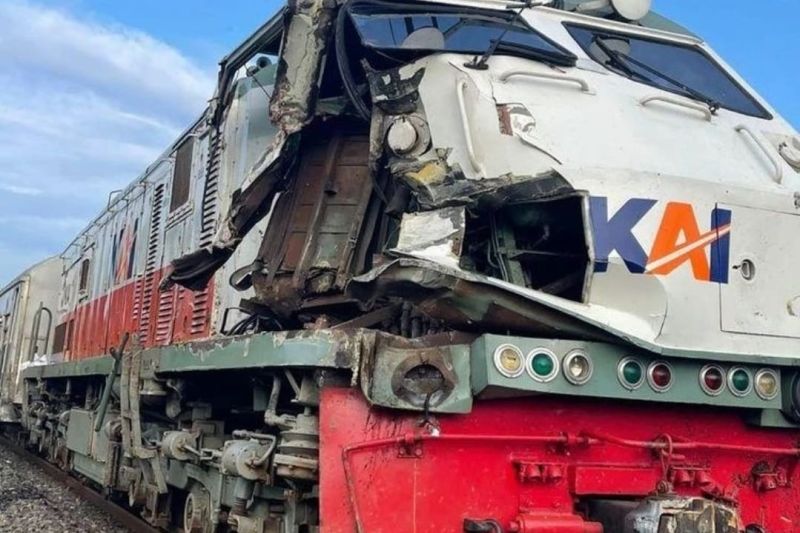 Kereta api bertumbukan dengan truk di Lamongan Kereta api bertumbukan dengan truk di Lamongan