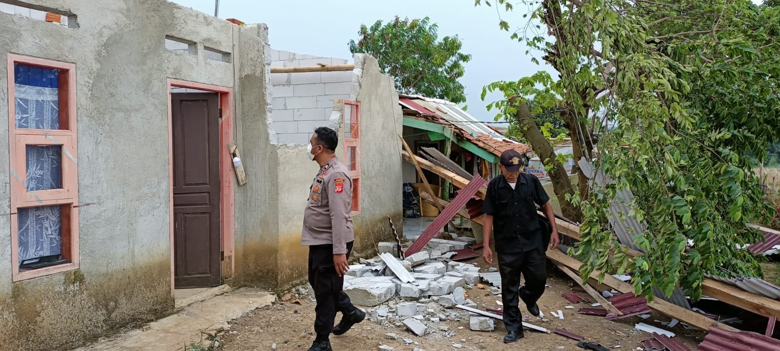 Angin puting beliung rusak rumah warga di Desa Citalang, Purwakarta Angin puting beliung rusak rumah warga di Desa Citalang, Purwakarta
