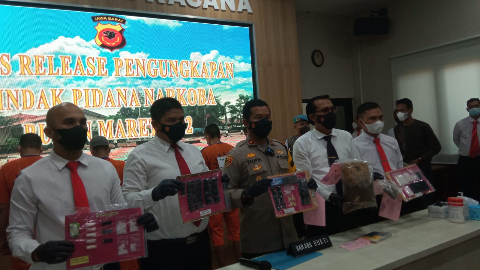 Edarkan sabu dan ganja, enam kurir narkotika di Purwakarta ditangkap petugas Edarkan sabu dan ganja, enam kurir narkotika di Purwakarta ditangkap petugas