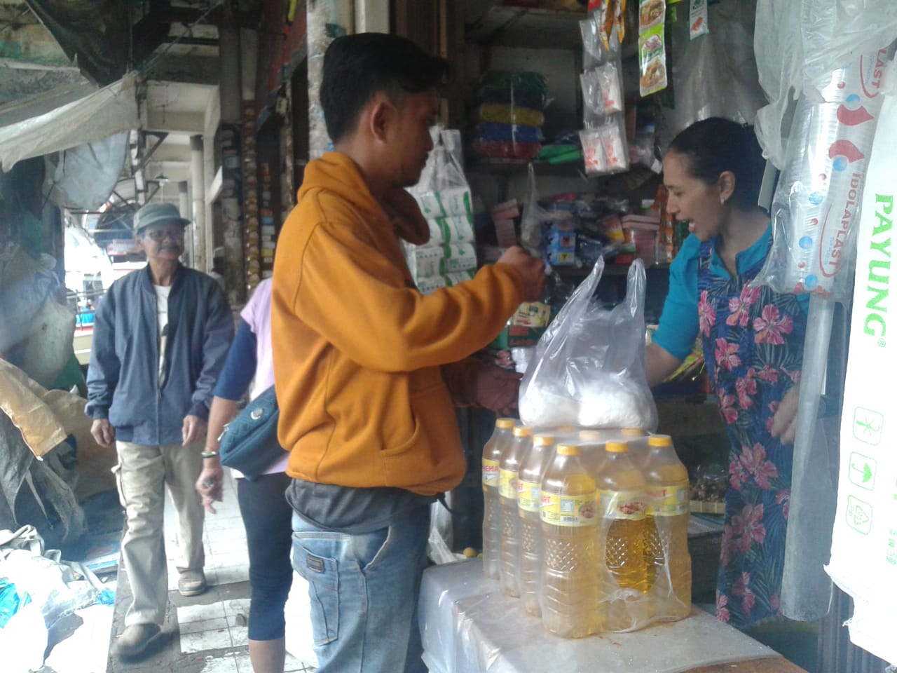 Minyak goreng curah di Salatiga mulai langka Minyak goreng curah di Salatiga mulai langka