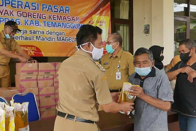 Pemkab Temanggung gelontorkan 15.000 liter minyak goreng