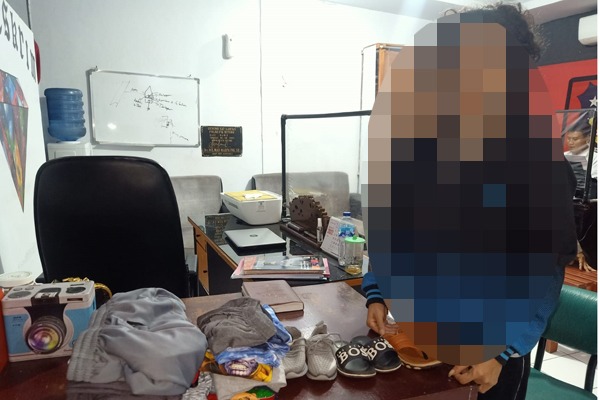 Curi perhiasan emas milik majikan, ART di Kota Bitung ini diamankan polisi Curi perhiasan emas milik majikan, ART di Kota Bitung ini diamankan polisi