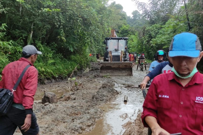 Pustrans Unand turunkan tim identifikasi kerusakan jalan akibat gempa Pustrans Unand turunkan tim identifikasi kerusakan jalan akibat gempa