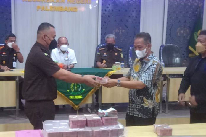Kejari Palembang terima ganti rugi korupsi eks Bupati Muara Enim