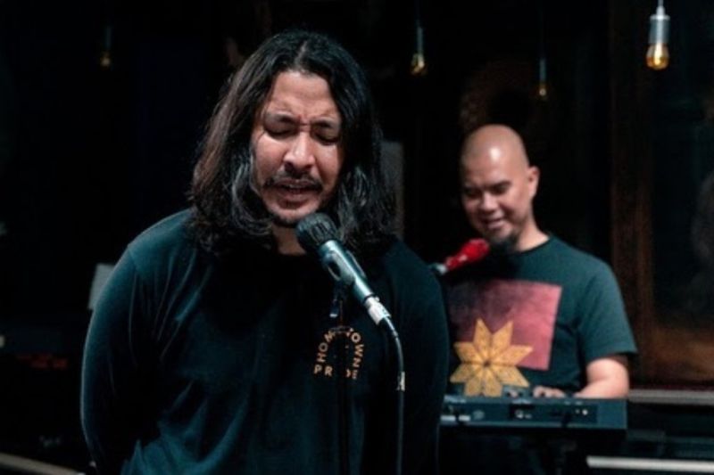 Ello jadi vokalis baru Dewa 19 Ello jadi vokalis baru Dewa 19