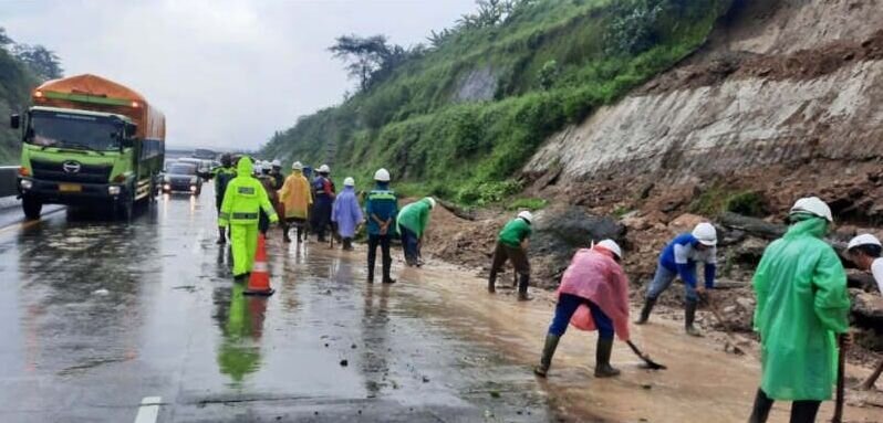 Longsor timbun sebagian ruas Tol Semarang-Solo di KM 436 Longsor timbun sebagian ruas Tol Semarang-Solo di KM 436