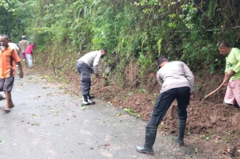 Tanah longsor lumpuhkan jalan antardesa di Kabupaten Madiun