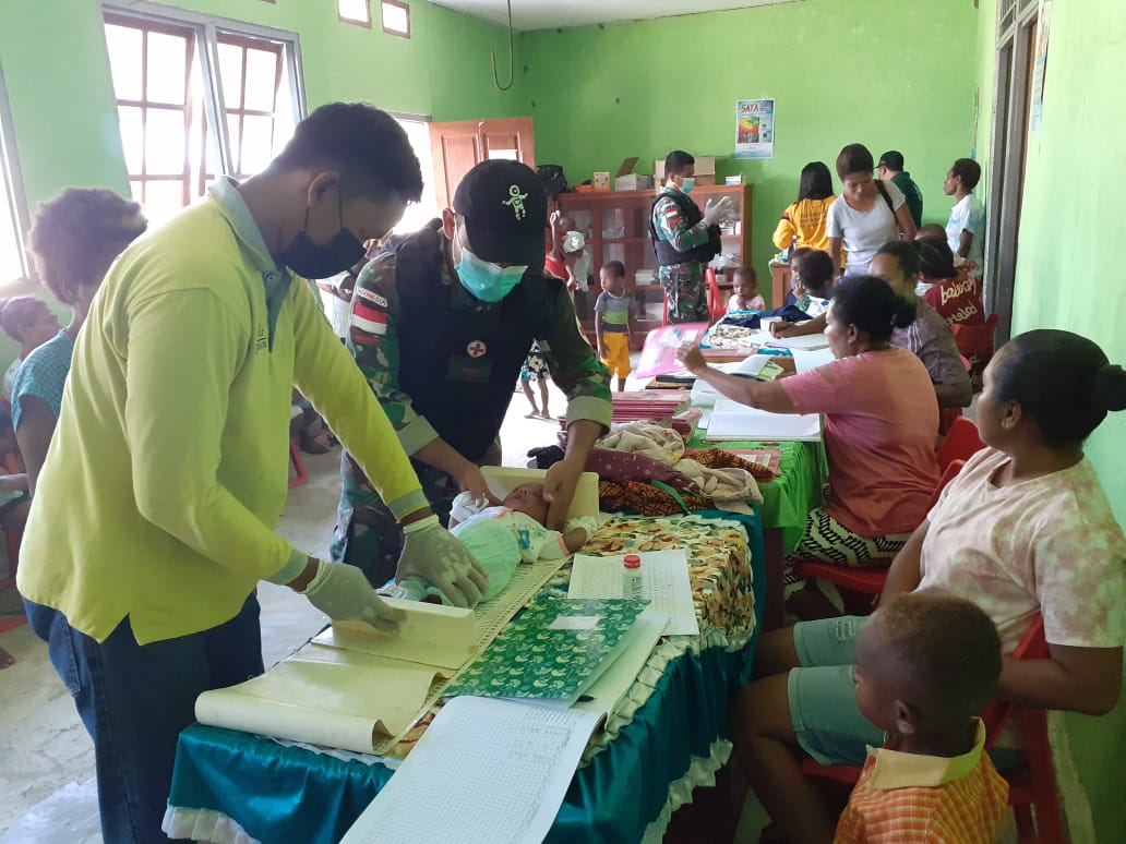 Satgas Yonif 126/KC bantu berikan imunisasi balita di perbatasan Satgas Yonif 126/KC bantu berikan imunisasi balita di perbatasan