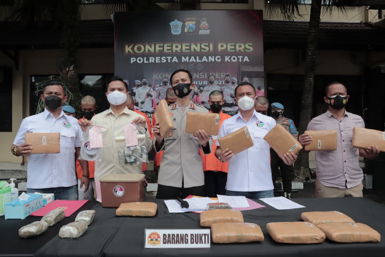 Polresta Malang amankan 14,5 kg ganja, 5 orang ditangkap 