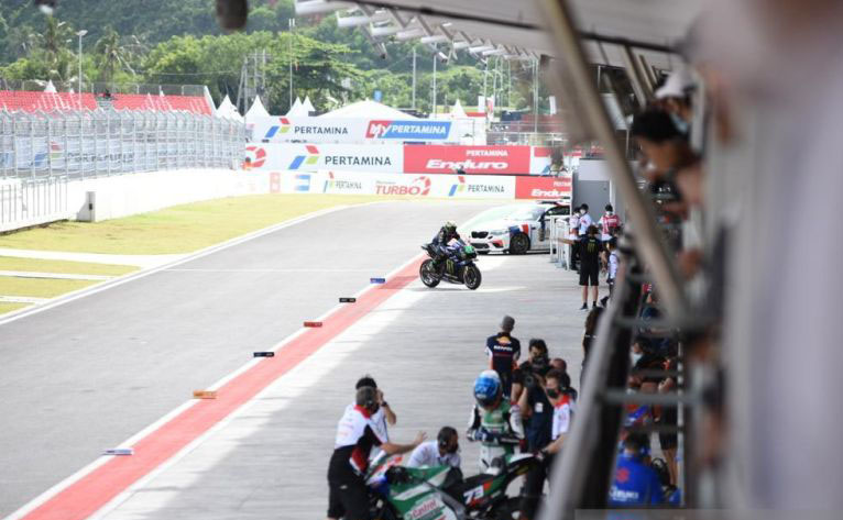 Warga antusias menonton langsung MotoGP Pertamina Grand Prix