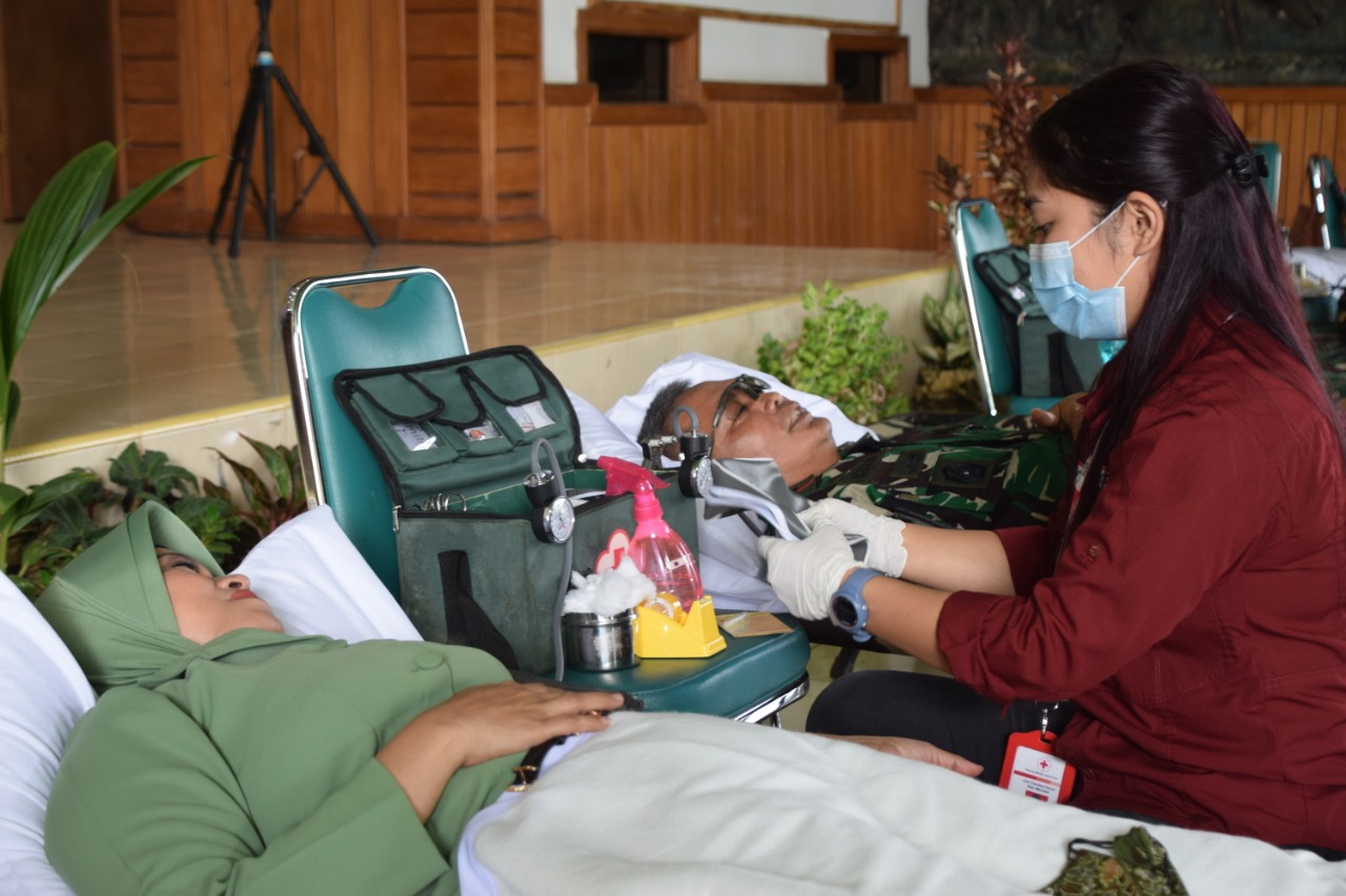 Bantu warga, Korem 174/ATW Merauke gelar donor darah Bantu warga, Korem 174/ATW Merauke gelar donor darah
