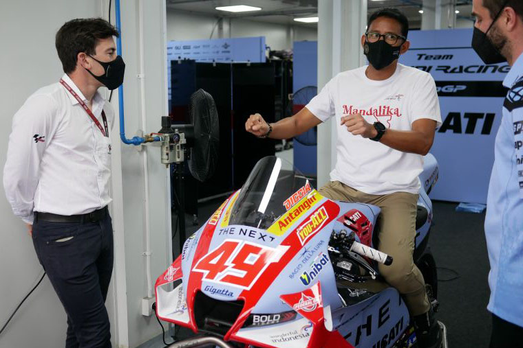 Sandiaga Uno pamer kuliner khas Indonesia ke pebalap MotoGP Gresini Sandiaga Uno pamer kuliner khas Indonesia ke pebalap MotoGP Gresini