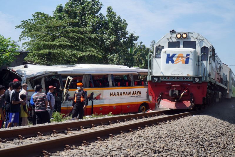 KAI tuntut ganti-rugi kerusakan lokomotif ke pihak Otobus Harapan Jaya