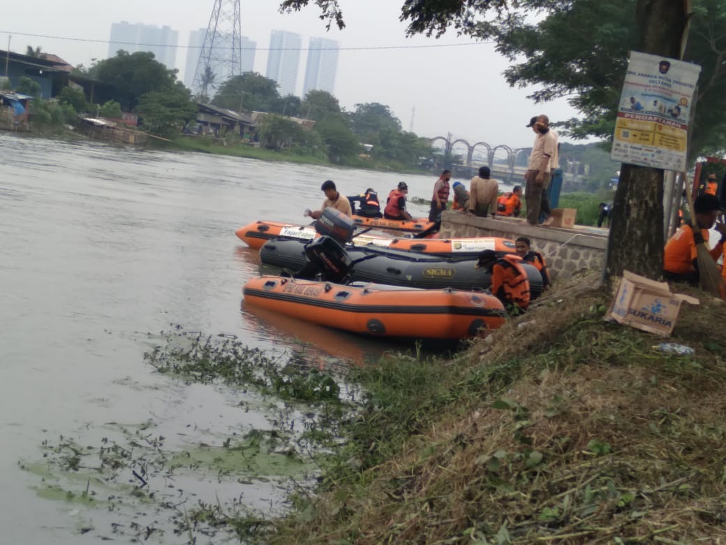 BPBD, TNI, Polri dan PDAM bersihkan sampah dan eceng gondok di Kalimalang Bekasi