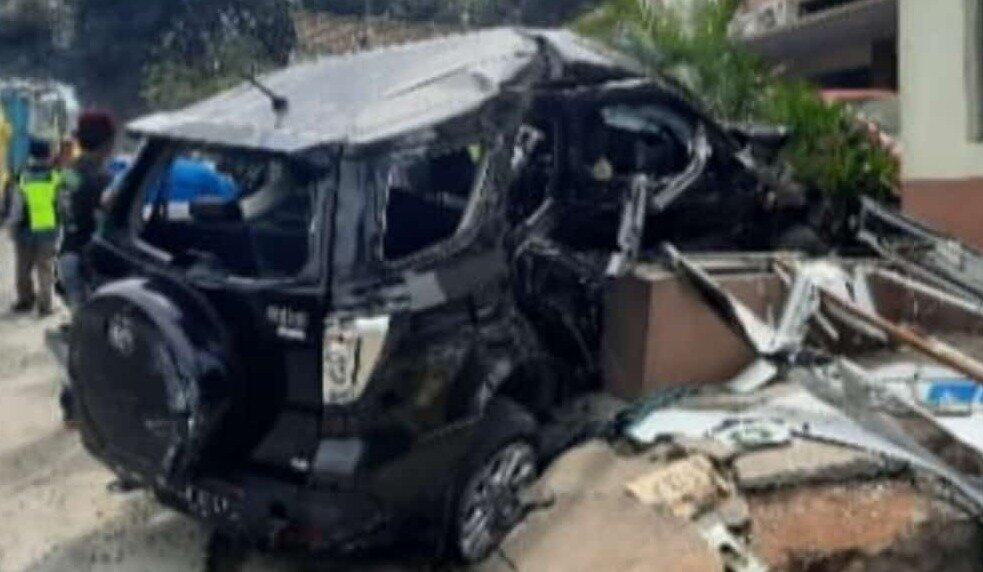 Tak kuat menanjak dan diduga rem blong, tronton hantam lima kendaraan