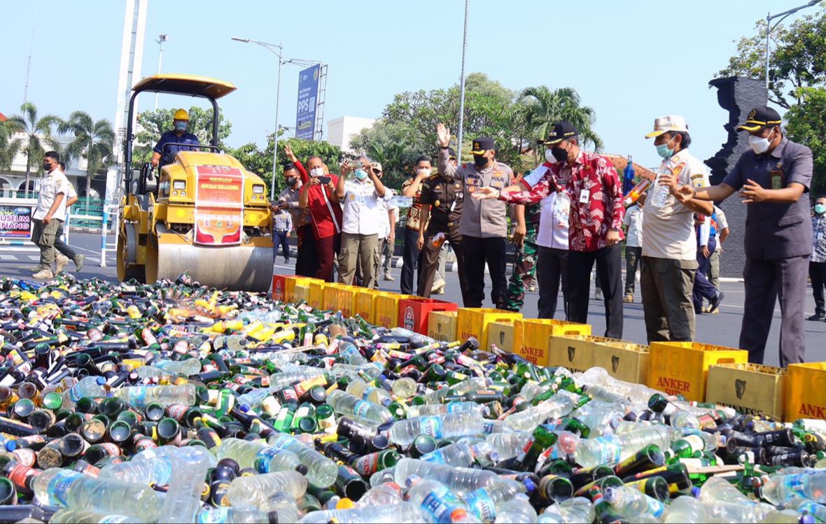 Jelang Ramadan, ribuan botol miras di Kudus dimusnahkan
