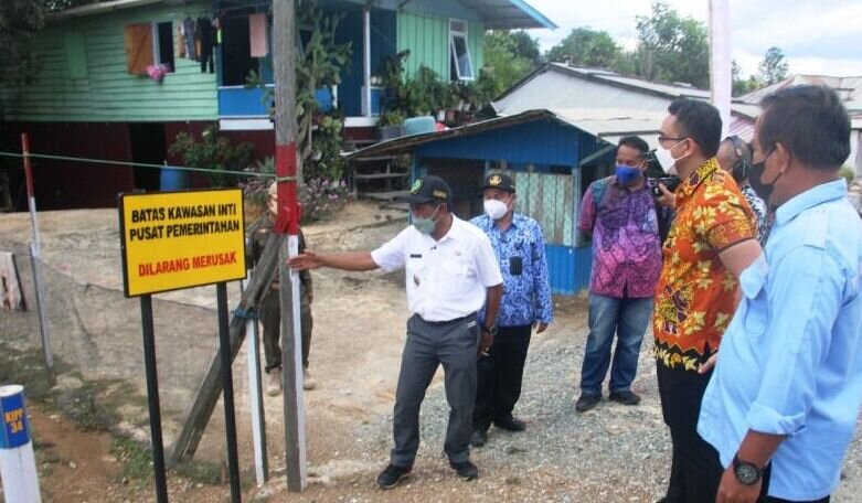 Pemasangan plang IKN di permukiman membuat masyarakat Sepaku khawatir