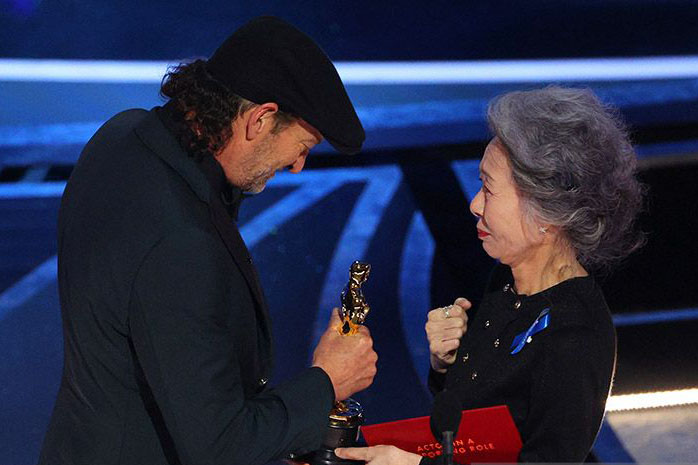 Youn Yuh-jung umumkan nama Troy Kotsur di Oscar dalam bahasa isyarat