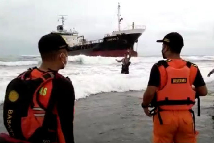 SAR Bandung siaga berikan pertolongan untuk kru kapal kandas di Garut SAR Bandung siaga berikan pertolongan untuk kru kapal kandas di Garut
