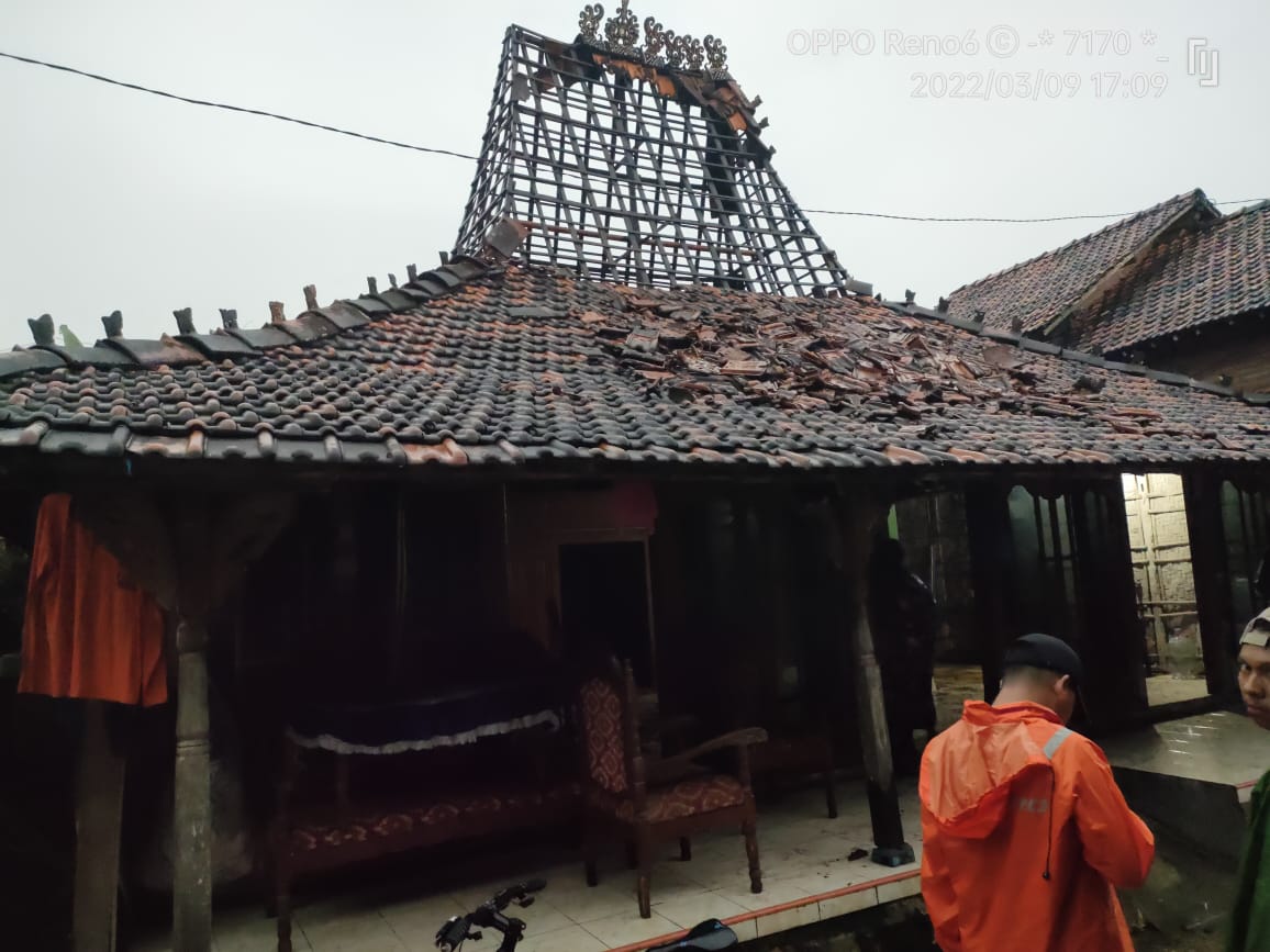 Tersambar petir, rumah warga Kutuk, Kudus rusak parah Tersambar petir, rumah warga Kutuk, Kudus rusak parah