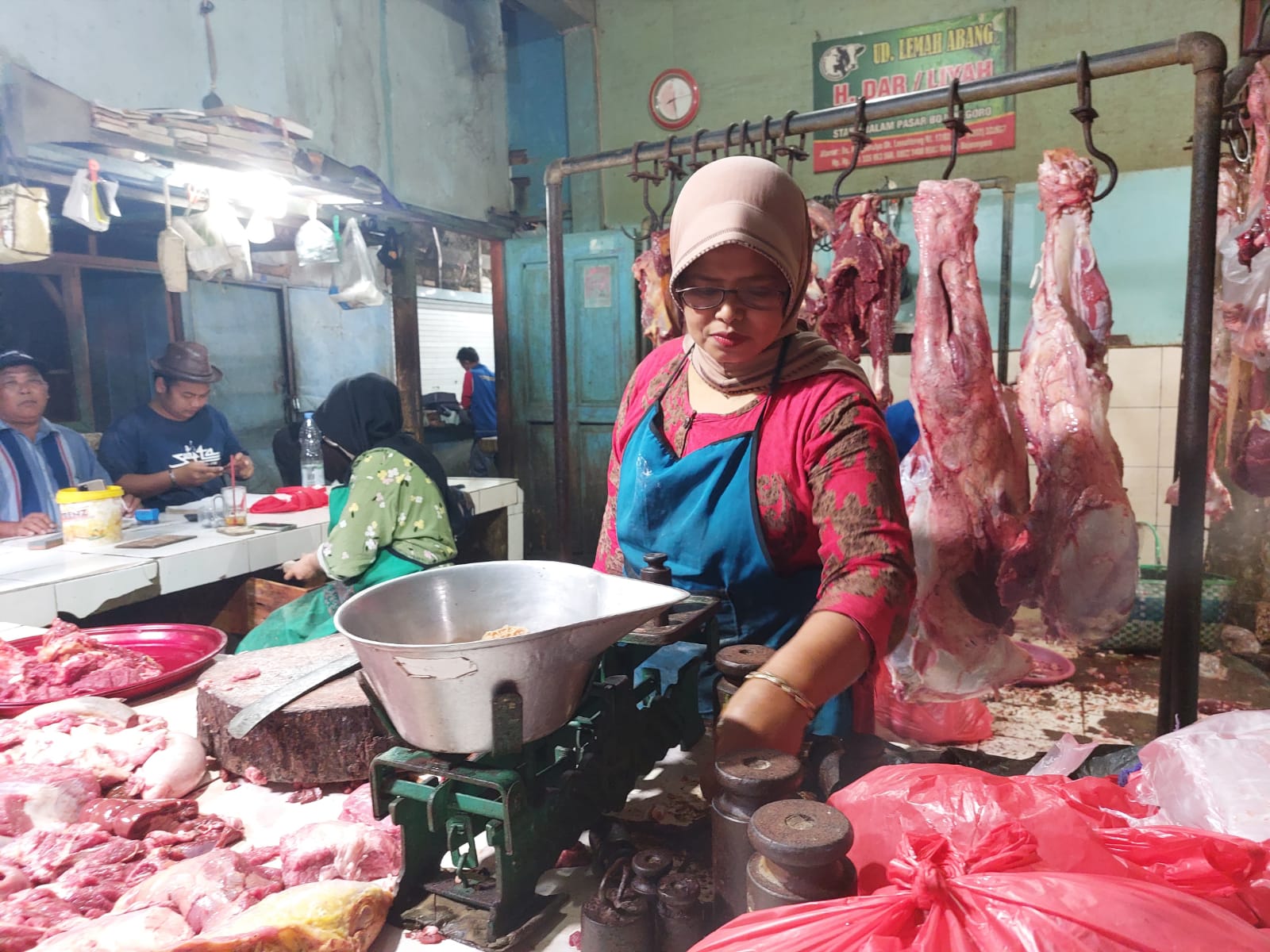 Pedagang di Pasar Bojonegoro masih jual daging sapi dengan harga stabil Pedagang di Pasar Bojonegoro masih jual daging sapi dengan harga stabil