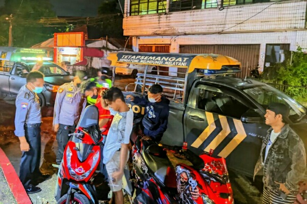 Patroli skala besar di Manado, polisi amankan 2 senjata tajam dan 14 knalpot bising Patroli skala besar di Manado, polisi amankan 2 senjata tajam dan 14 knalpot bising