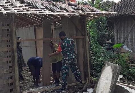 TNI bantu perbaiki rumah warga di Boyolali TNI bantu perbaiki rumah warga di Boyolali