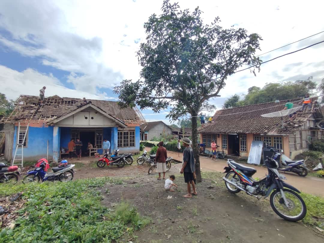 16 rumah di Getasan rusak diterpa puting beliung 16 rumah di Getasan rusak diterpa puting beliung
