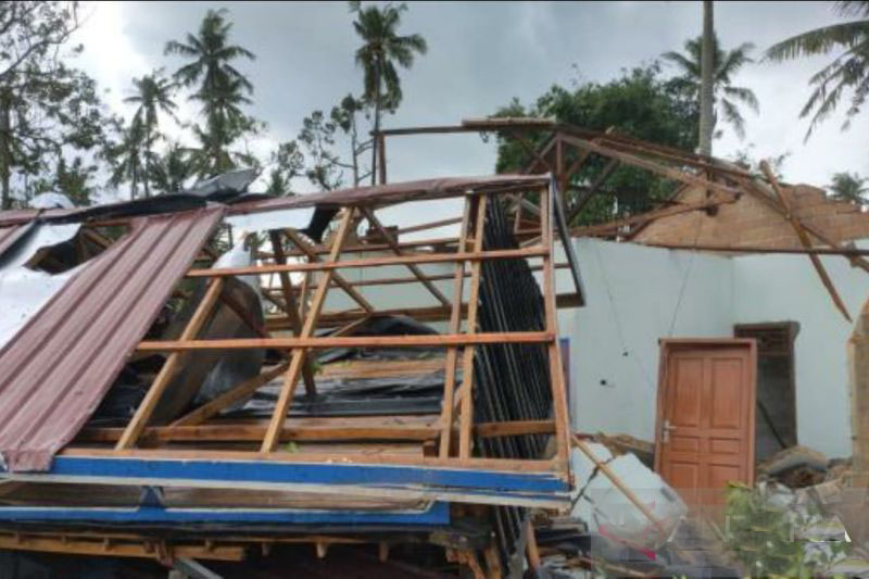 Ratusan rumah di Bangka Tengah rusak diterjang angin kencang