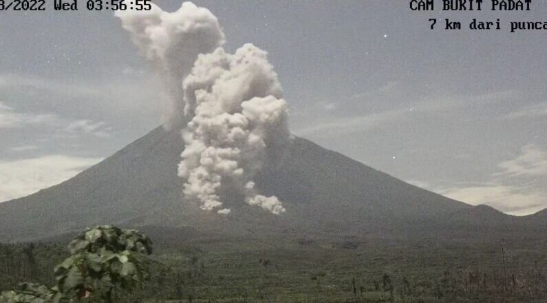 Gunung Semeru meluncurkan awan panas guguran sejauh empat kilometer Gunung Semeru meluncurkan awan panas guguran sejauh empat kilometer
