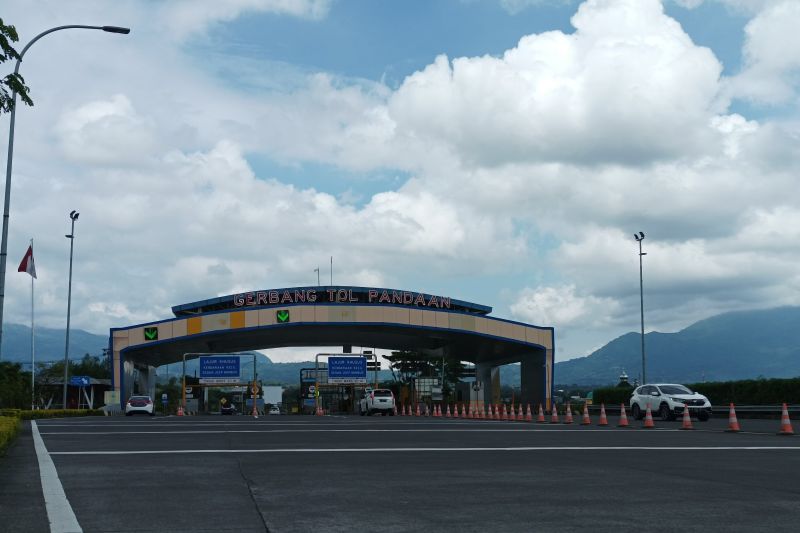 Kendaraan melintas Tol Pandaan-Malang naik usai kebijakan pelonggaran
