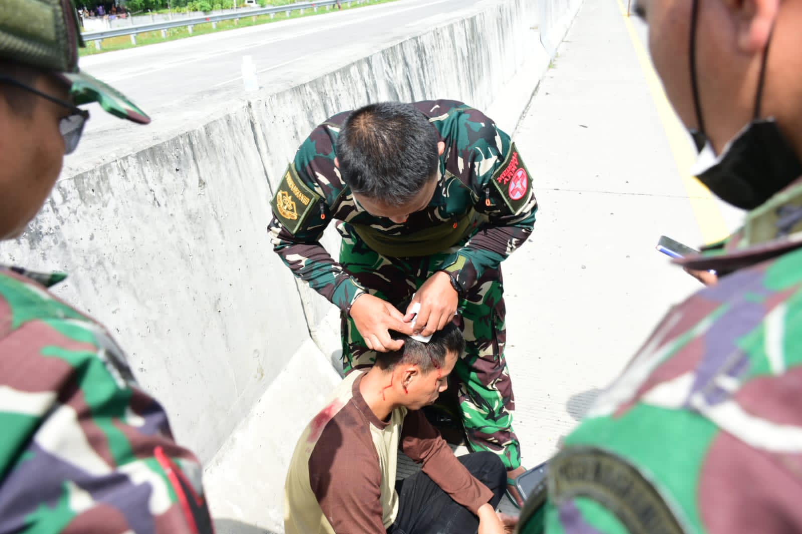 Prajurit TNI Pussenarhanud bantu korban kecelakaan lalu lintas di Tol Pasuruan Probolinggo Prajurit TNI Pussenarhanud bantu korban kecelakaan lalu lintas di Tol Pasuruan Probolinggo