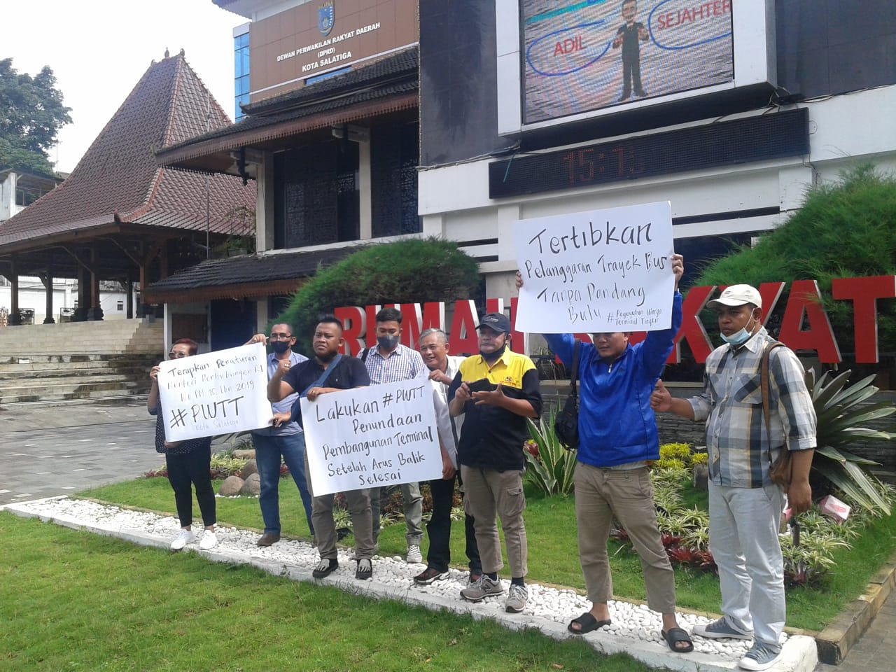 Warga terminal sampaikan aspirasi ke DPRD Salatiga Warga terminal sampaikan aspirasi ke DPRD Salatiga