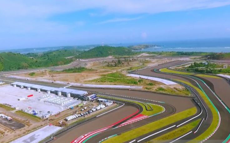 Ada dua jenis stiker untuk akses kendaraan masuk kawasan Mandalika