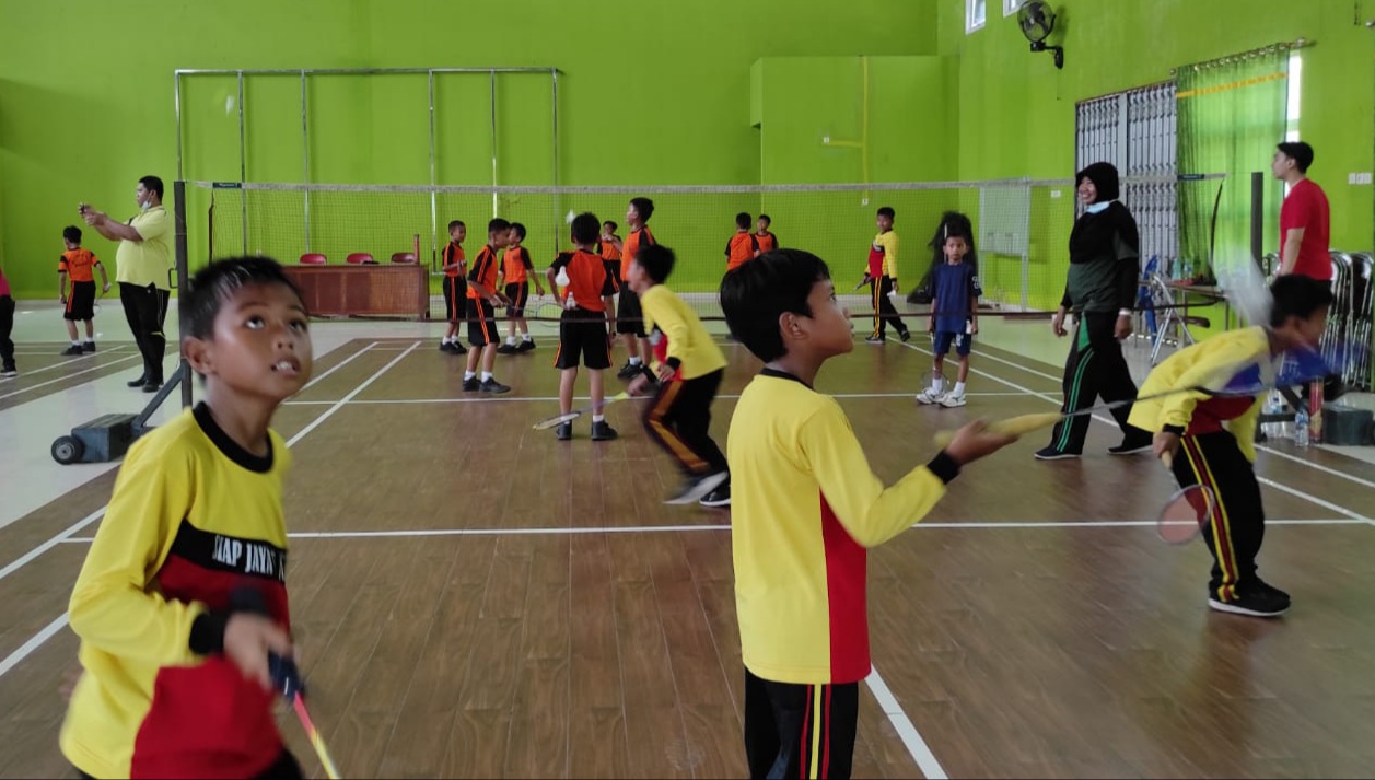 Ajari teknik bulutangkis, PBSI Kudus gelar coaching clinic Ajari teknik bulutangkis, PBSI Kudus gelar coaching clinic