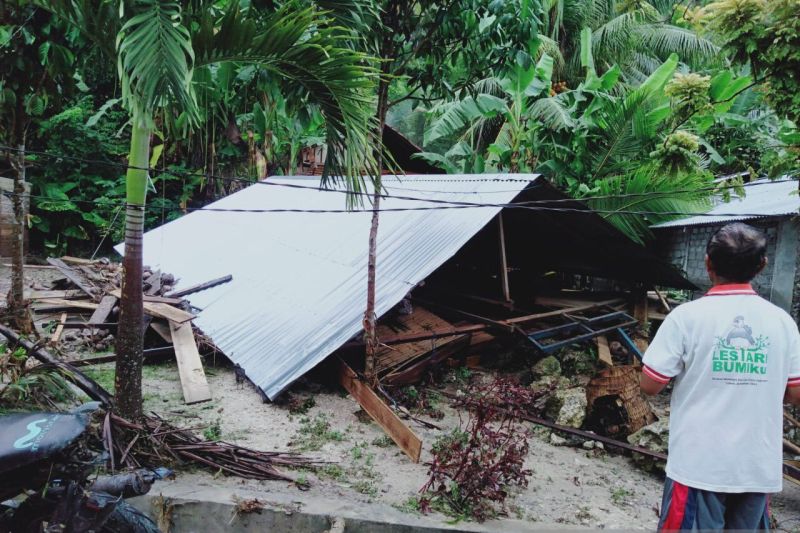 Delapan rumah di Desa Dondo Banggai rusak berat diterjang banjir Delapan rumah di Desa Dondo Banggai rusak berat diterjang banjir