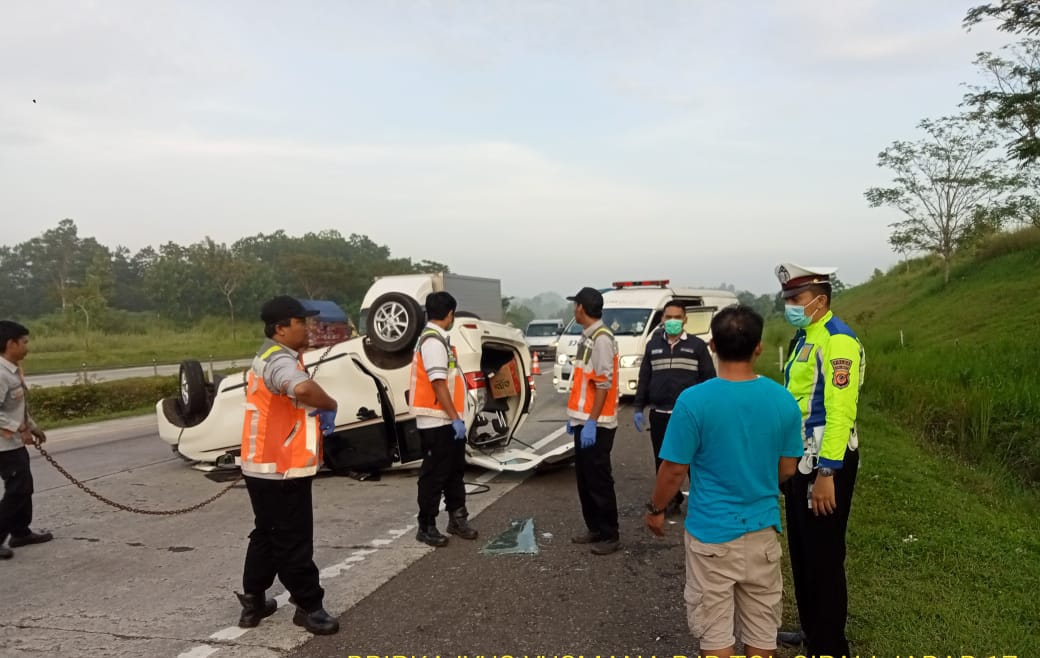 Minibus terseret truk di Tol Cipali, 1 tewas, 3 luka-luka Minibus terseret truk di Tol Cipali, 1 tewas, 3 luka-luka