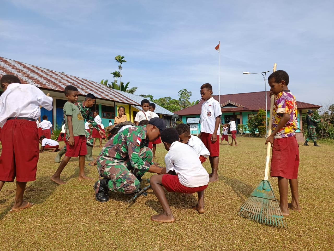Ajarkan peduli lingkungan, Satgas Yonif 126/KC ajak siswa-siswi SD bersihkan sekolah