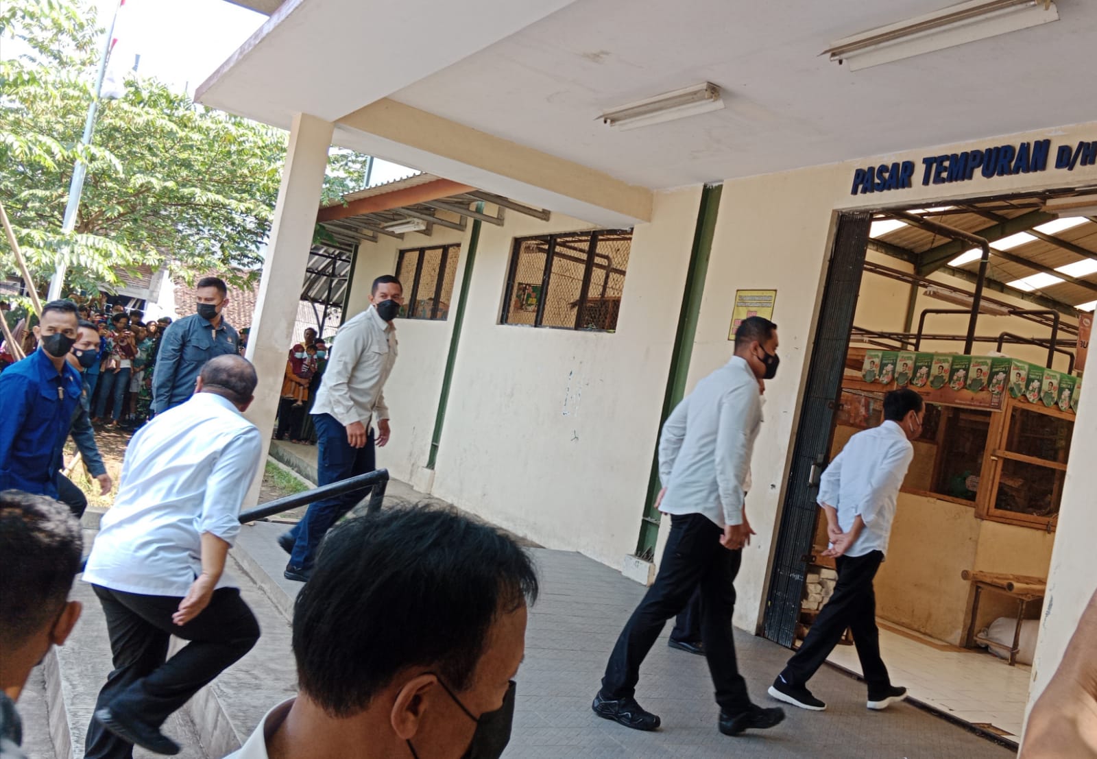 Ke Magelang, Jokowi temui pedagang Pasar Mbabrik Tempuran Ke Magelang, Jokowi temui pedagang Pasar Mbabrik Tempuran