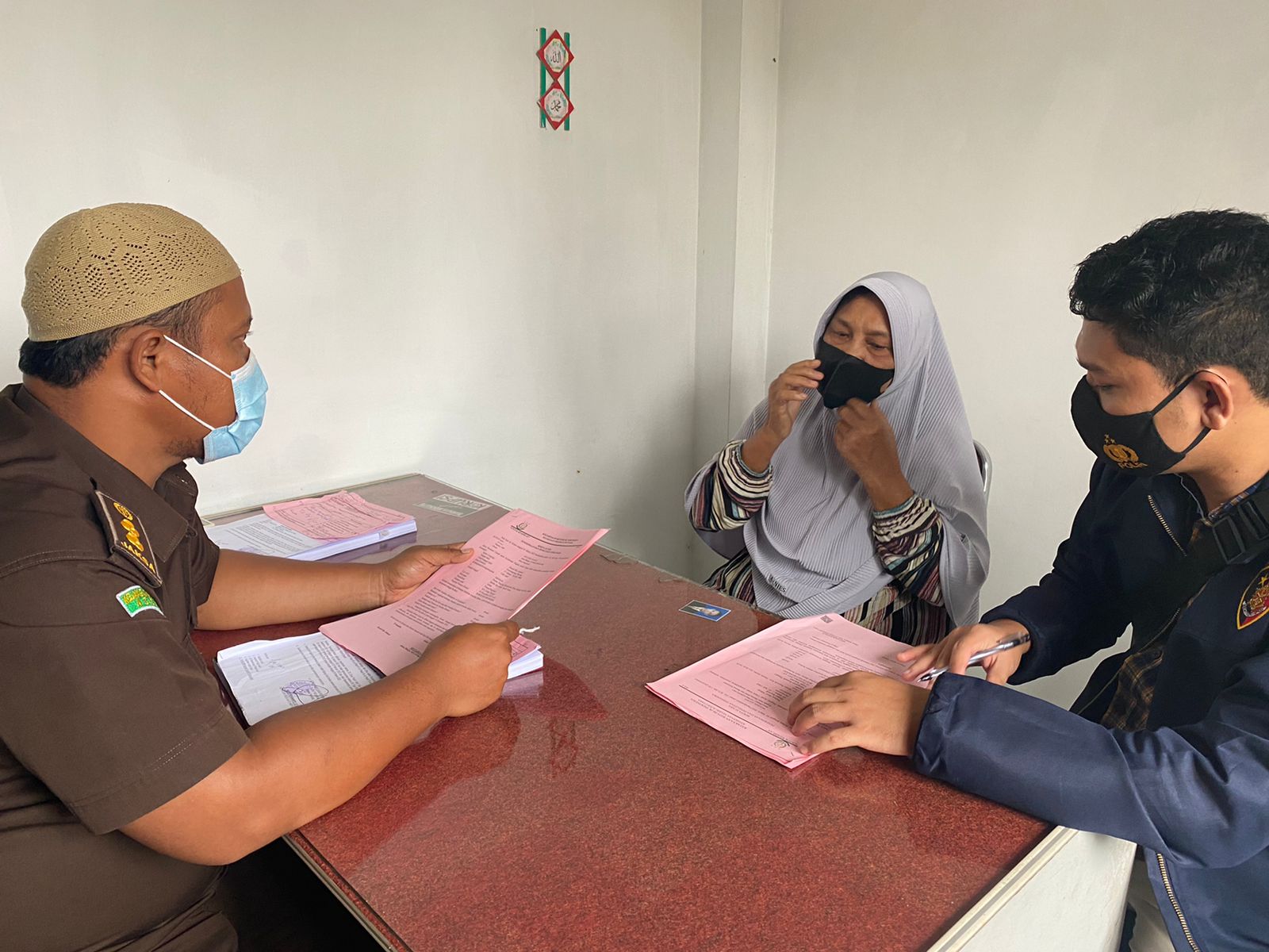 Barang bukti dan tersangka kasus eksploitasi anak sampai ke Kejari Aceh Utara Barang bukti dan tersangka kasus eksploitasi anak sampai ke Kejari Aceh Utara