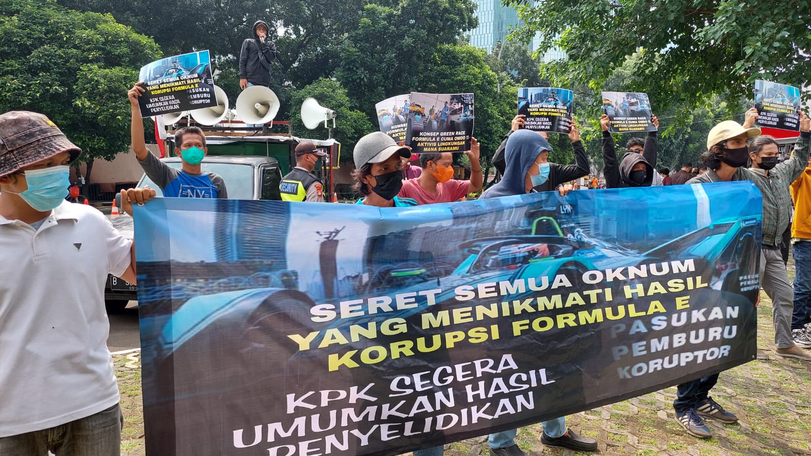 Datangi KPK, Satgas Pemburu Koruptor Formula E gelar aksi ruwatan
