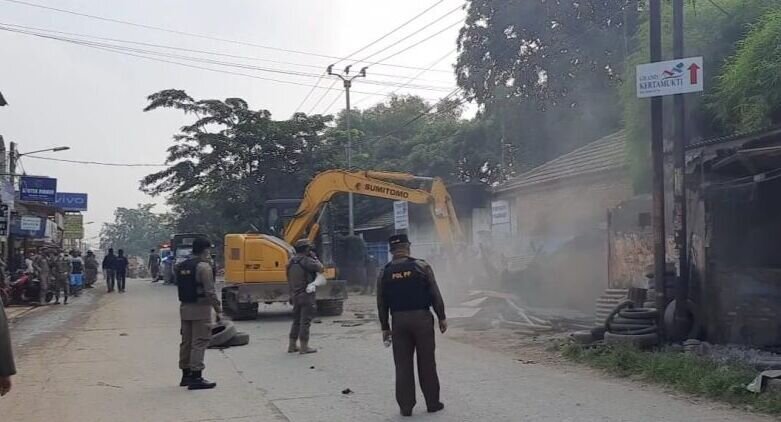 Puluhan bangunan liar di Kabupaten Bekasi dibongkar Puluhan bangunan liar di Kabupaten Bekasi dibongkar