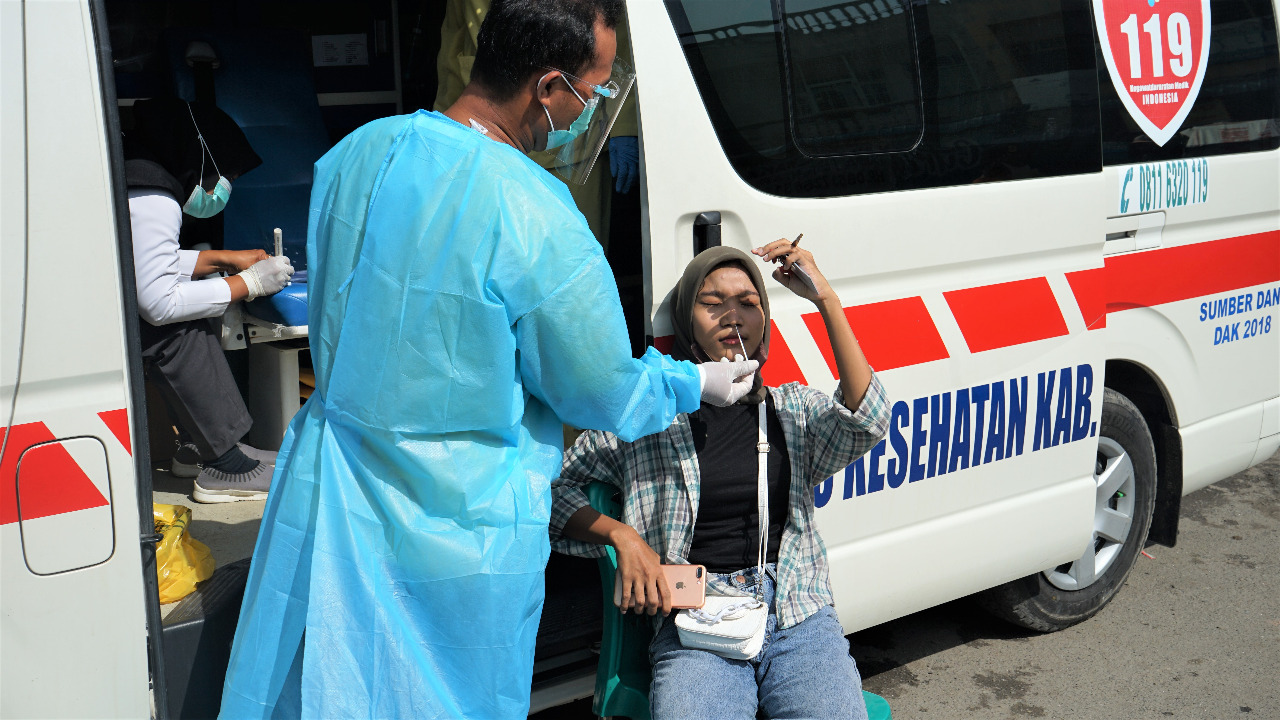 Satgas COVID-19 Kabupaten Langkat lakukan rapid tes biosensor dan vaksinasi di Pasar Stabat