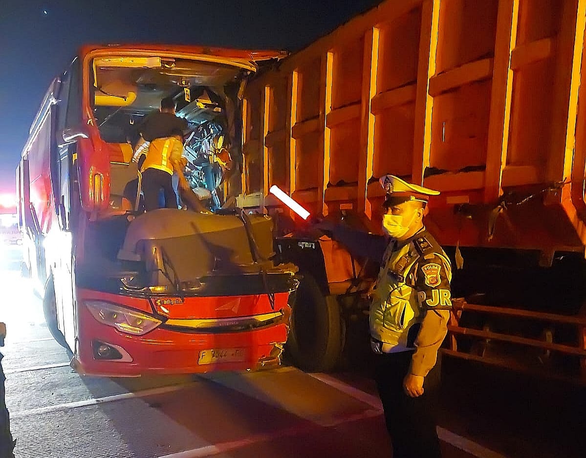 Bus hantam dump truk di Tol Cipali, satu penumpang tewas, belasan luka-luka