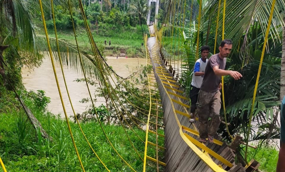 Naas! Niat cari orang hilang, Aipda Rudi Harianto dan masyarakat jatuh ke sungai Naas! Niat cari orang hilang, Aipda Rudi Harianto dan masyarakat jatuh ke sungai