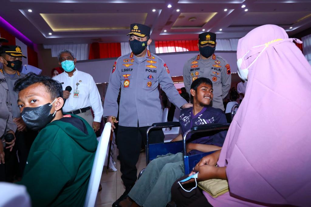 Kapolri tinjau pelaksanaan vaksinasi presisi di Klaten Kapolri tinjau pelaksanaan vaksinasi presisi di Klaten
